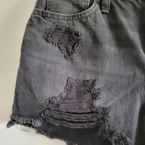 HOLLISTER | Highrise Mom Short 3" Black Denim - Picture 3 of 5